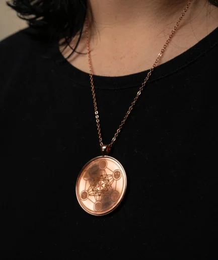 Dije en cobre con cadena